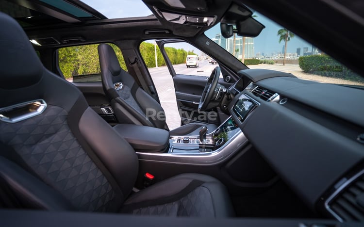 Negro Range Rover SVR en alquiler en Dubai 5