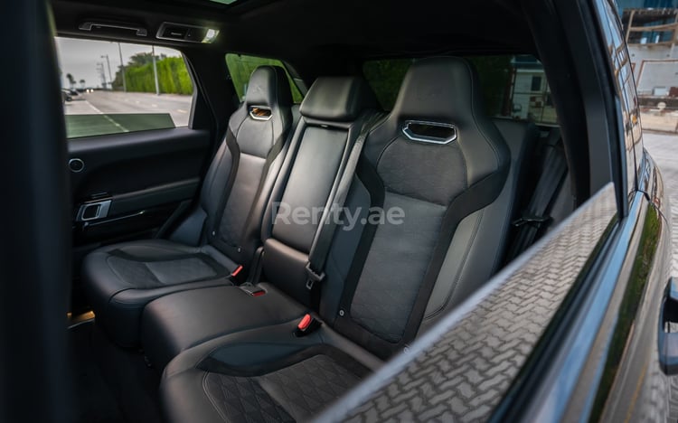 Negro Range Rover SVR en alquiler en Sharjah 6