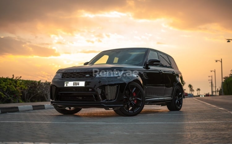 Noir Range Rover SVR en location à Abu-Dhabi