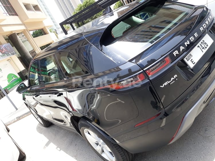 أسود Range Rover Velar للإيجار في أبو ظبي 4