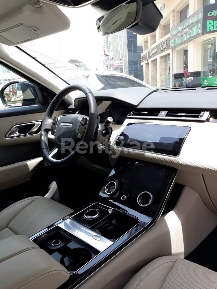 Nero Range Rover Velar in affitto a Sharjah 5