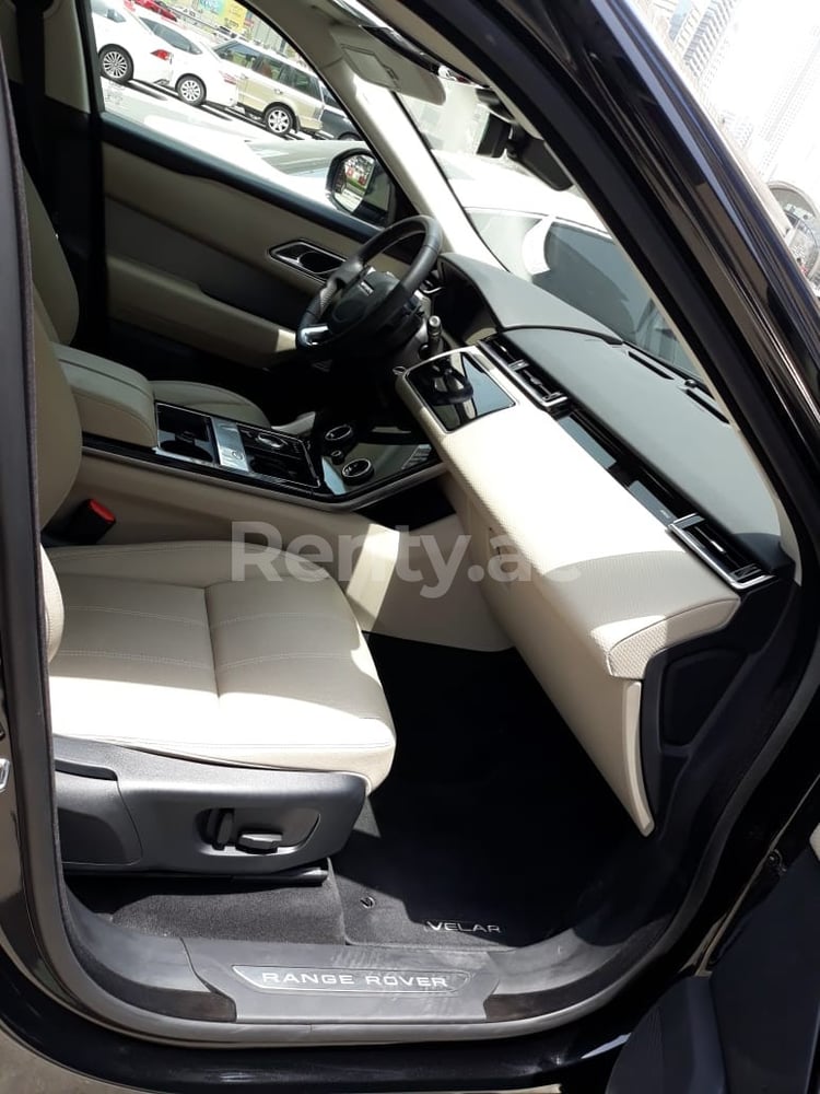 Nero Range Rover Velar in affitto a Sharjah 6