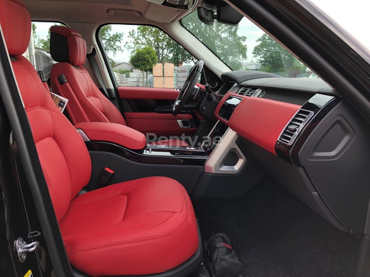 Schwarz Range Rover Vogue Autobiography Fully Loaded zur Miete in Dubai 3