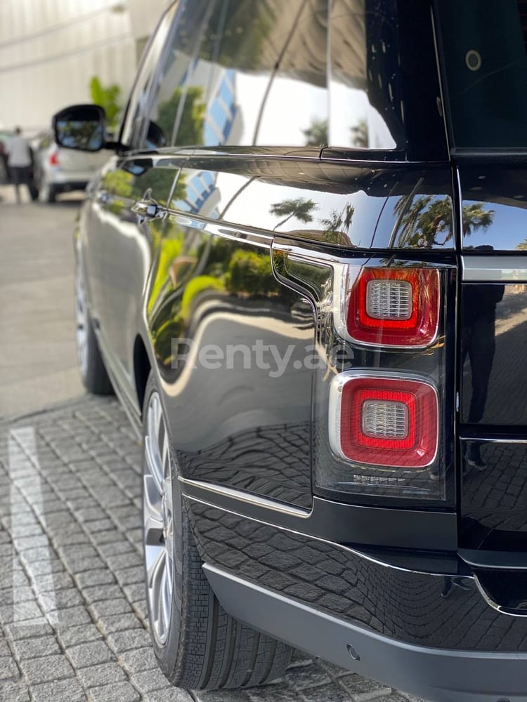 Schwarz Range Rover Vogue V6 zur Miete in Dubai 3