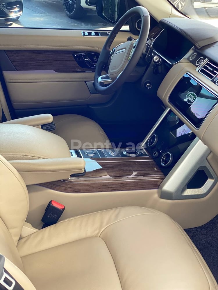 Schwarz Range Rover Vogue V6 zur Miete in Dubai 5