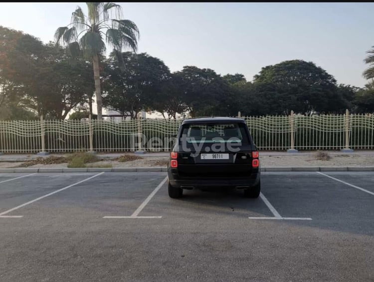 Negro Range Rover Vogue en alquiler en Dubai 0