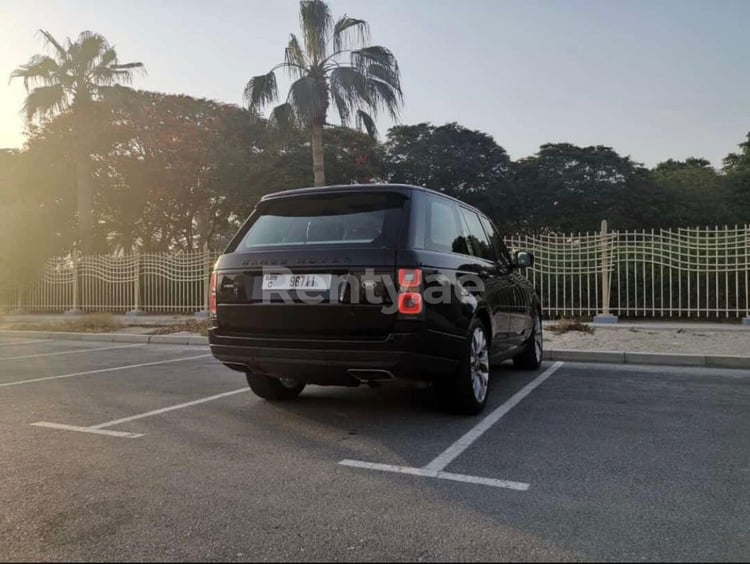 Negro Range Rover Vogue en alquiler en Dubai 2