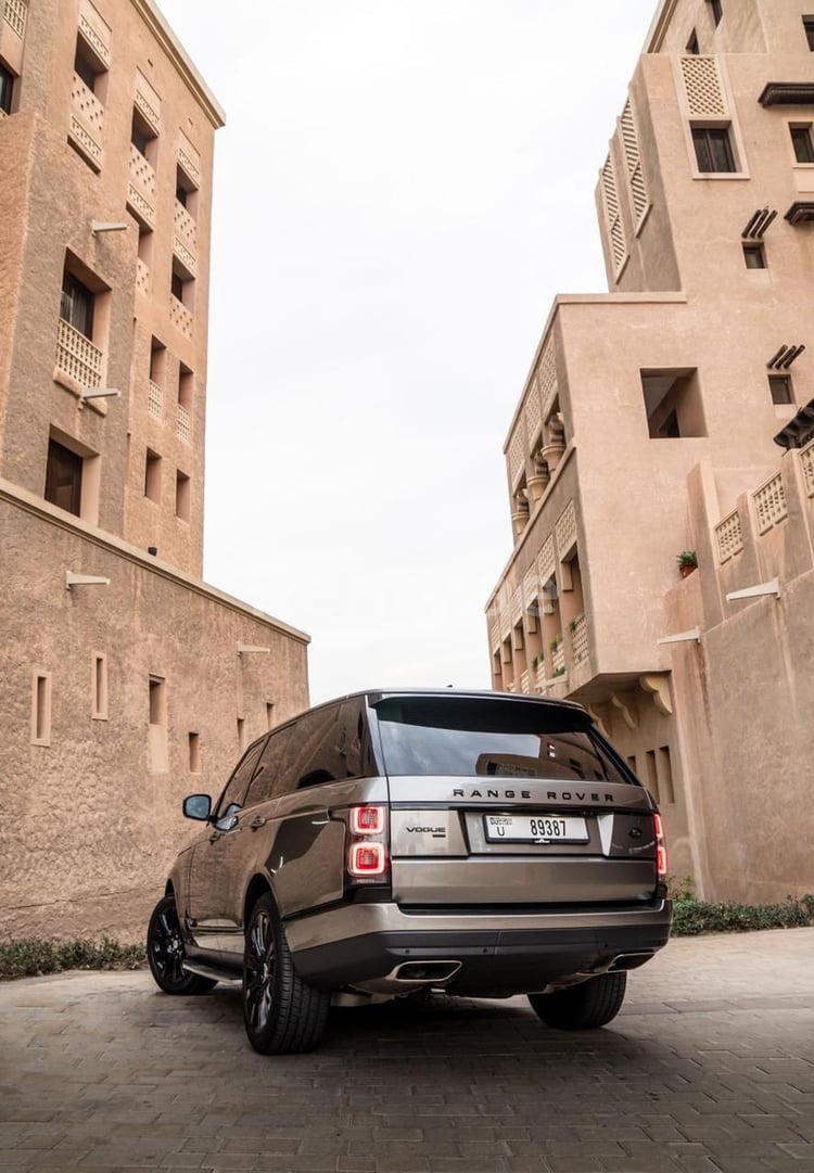 Negro Range Rover Vogue en alquiler en Abu-Dhabi 3