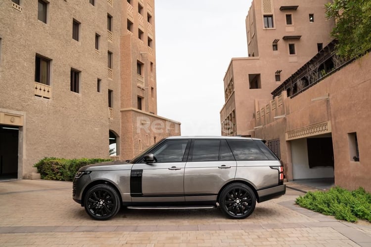 Schwarz Range Rover Vogue zur Miete in Dubai 4