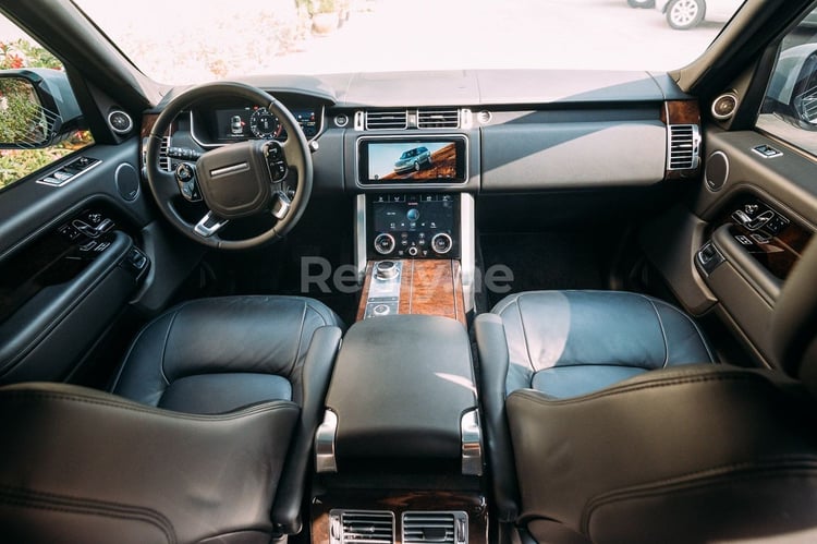 在阿布扎比租赁黑色 Range Rover Vogue 5