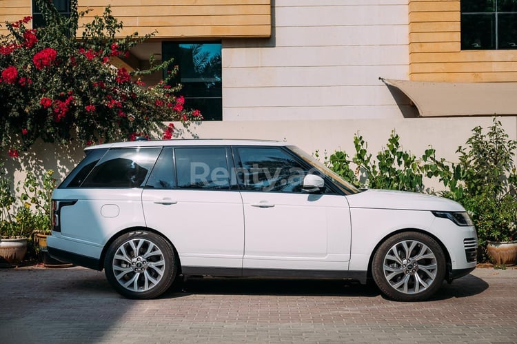 Negro Range Rover Vogue en alquiler en Dubai 6