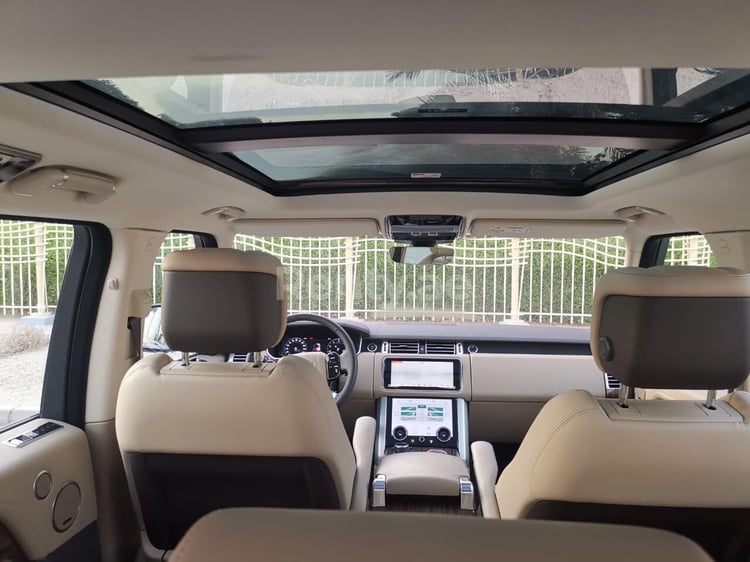 أسود Range Rover Vogue للإيجار في الشارقة 1