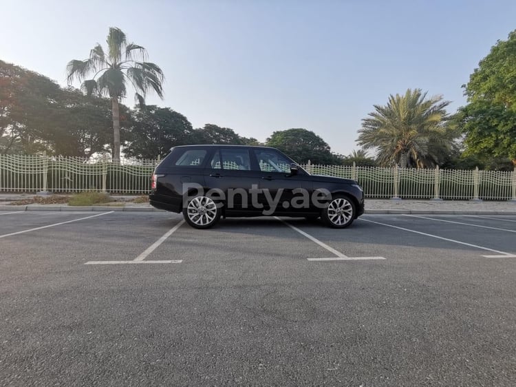 Schwarz Range Rover Vogue zur Miete in Sharjah 4