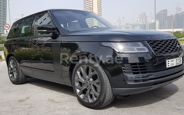 Negro Range Rover Vogue en alquiler en Dubai