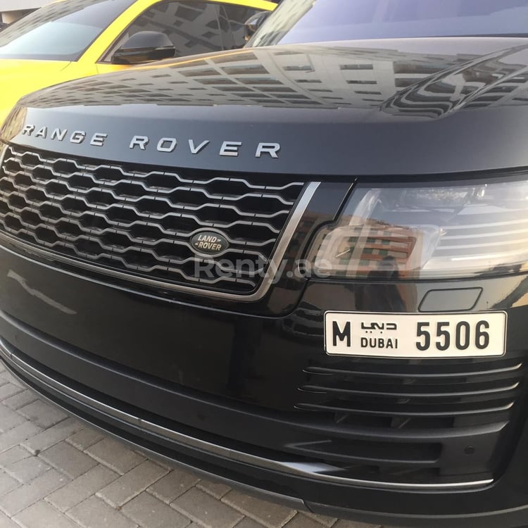 在阿布扎比租赁黑色 Range Rover Vogue 2