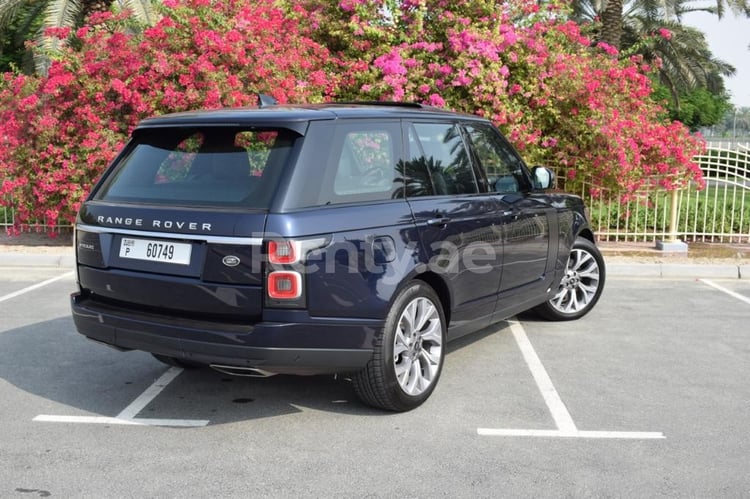 Azul Range Rover Vogue en alquiler en Dubai 3