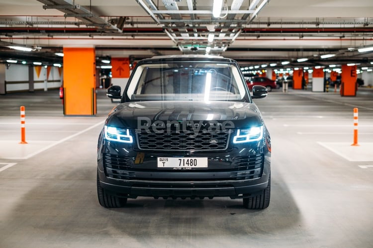 Negro Range Rover Vogue en alquiler en Dubai 5