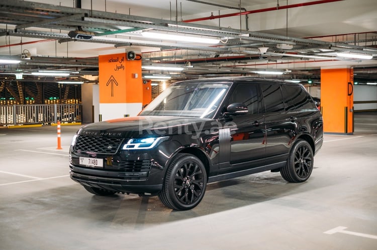 Negro Range Rover Vogue en alquiler en Dubai 6