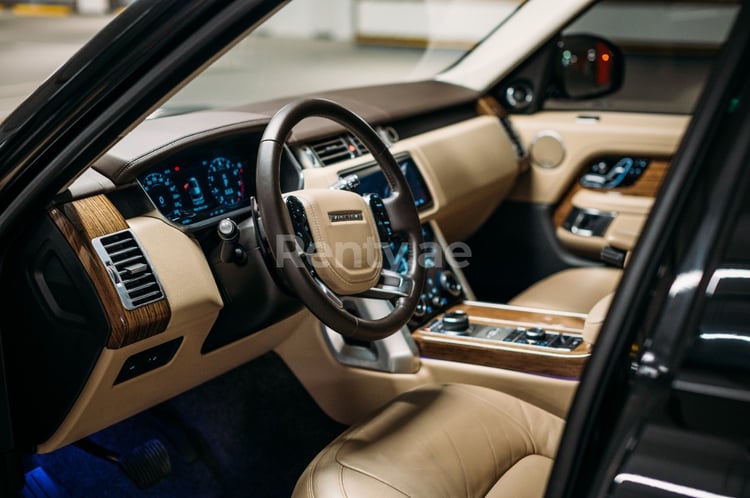 Schwarz Range Rover Vogue zur Miete in Dubai 11