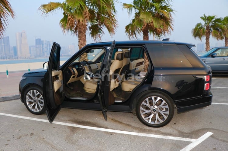 أسود Range Rover Vogue للإيجار في أبو ظبي 1