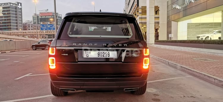 在迪拜租赁黑色 Range Rover Vogue 3