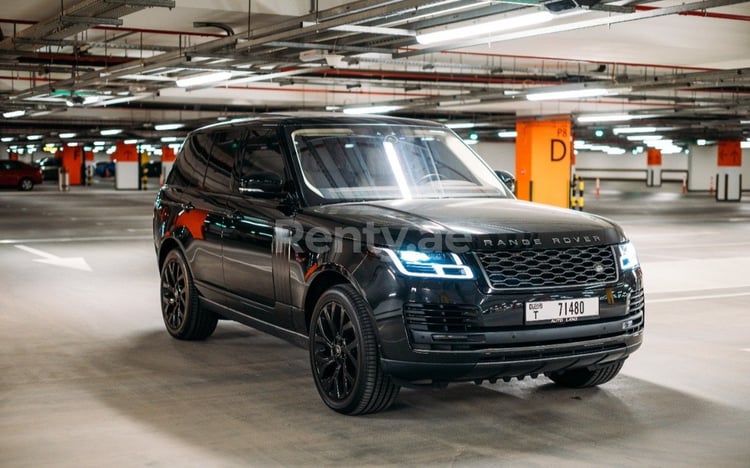 Noir Range Rover Vogue en location à Dubai