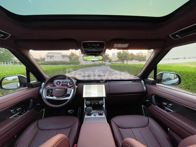 在阿布扎比租赁黑色 Range Rover Vogue 3