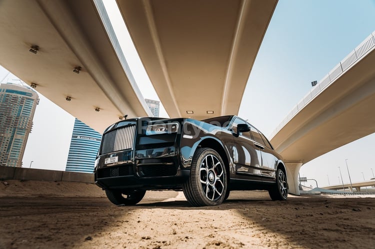 Schwarz Rolls Royce Cullinan Black Badge zur Miete in Dubai 0