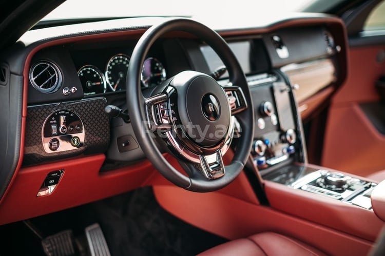 Schwarz Rolls Royce Cullinan Black Badge zur Miete in Dubai 3