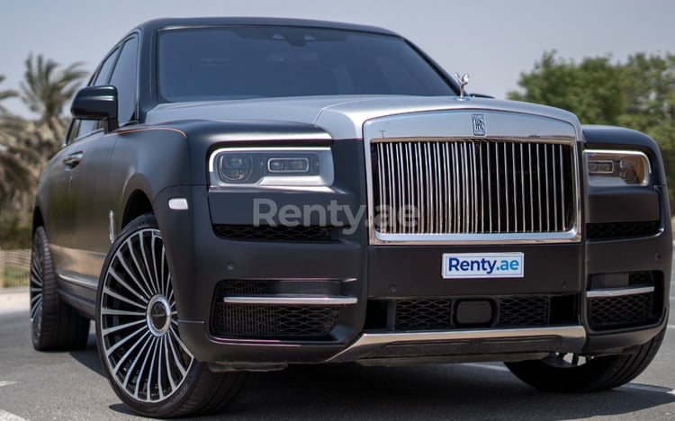 Noir Rolls Royce Cullinan Black Badge en location à Sharjah