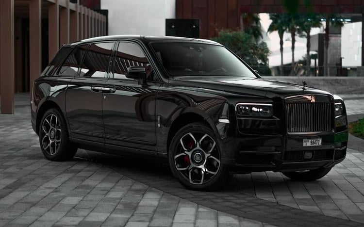 أسود Rolls Royce Cullinan Black Badge للإيجار في دبي