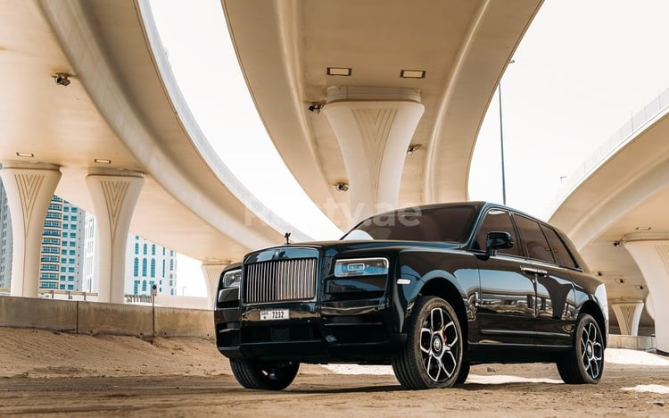 Noir Rolls Royce Cullinan Black Badge en location à Dubai