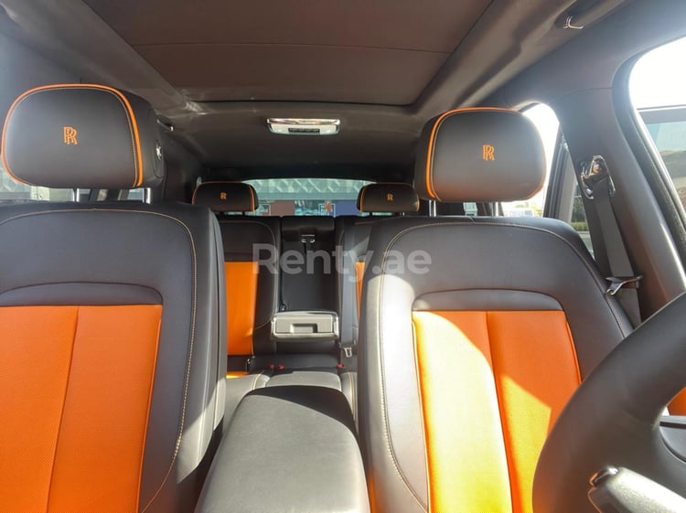 Negro Rolls Royce Cullinan Black Badge en alquiler en Sharjah 0