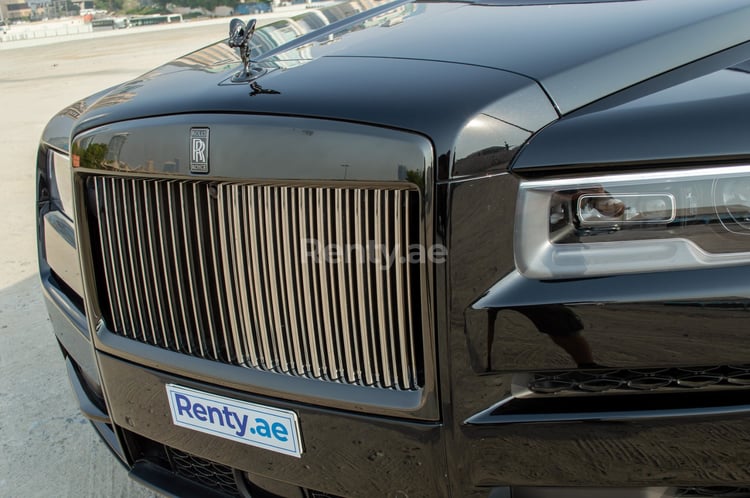 Negro Rolls Royce Cullinan- BLACK BADGE en alquiler en Abu-Dhabi 3