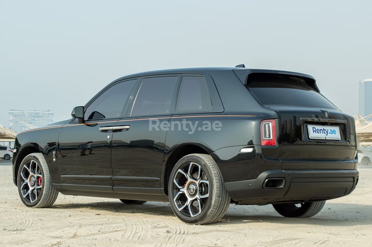 Noir Rolls Royce Cullinan- BLACK BADGE en location à Dubai 5