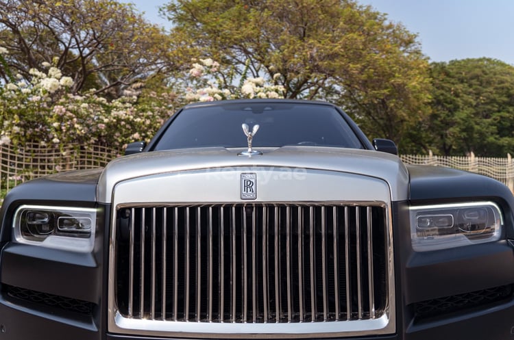 Schwarz Rolls Royce Cullinan Black Badge zur Miete in Sharjah 4