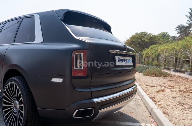 Nero Rolls Royce Cullinan Black Badge in affitto a Dubai 5