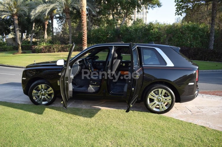 Negro Rolls Royce Cullinan en alquiler en Sharjah 2