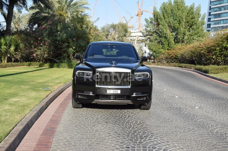 Negro Rolls Royce Cullinan en alquiler en Abu-Dhabi 3