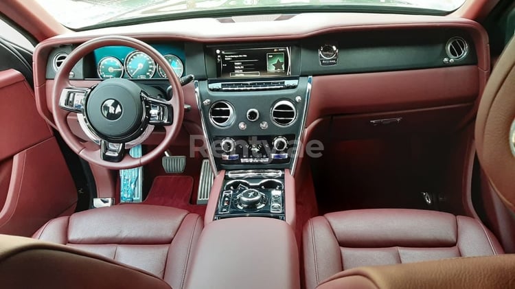 أسود Rolls Royce Cullinan للإيجار في دبي 4