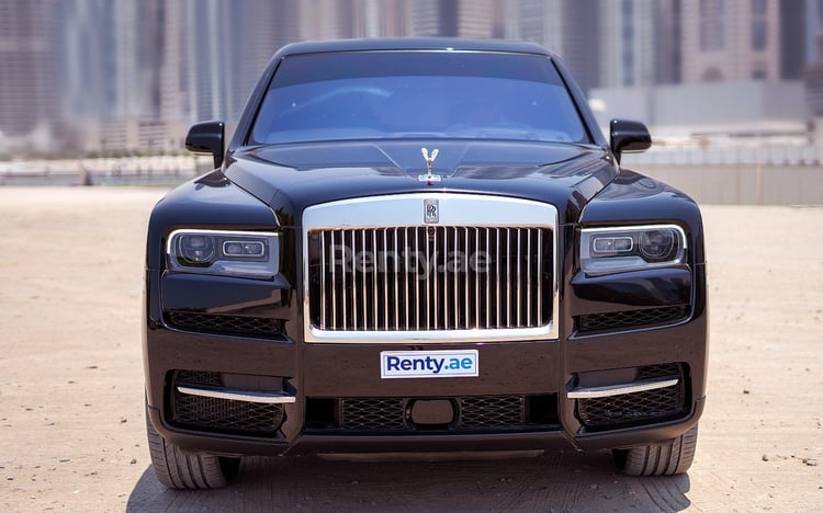 Negro Rolls Royce Cullinan en alquiler en Abu-Dhabi