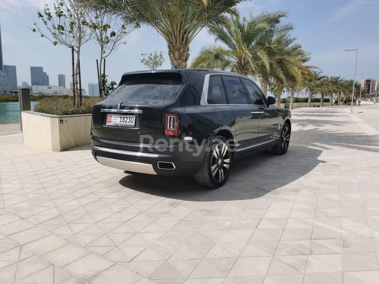 Noir Rolls Royce Cullinan en location à Dubai 1