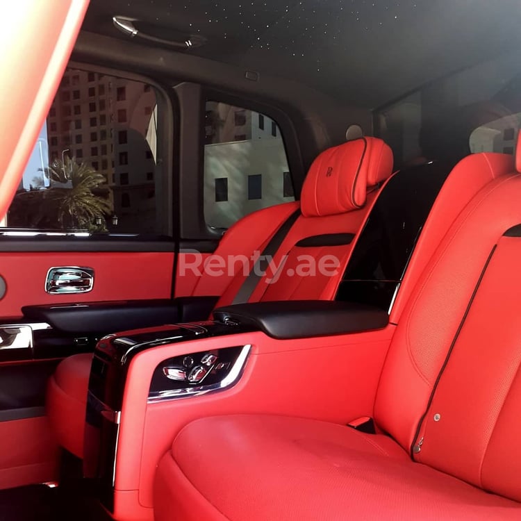 Schwarz Rolls Royce Cullinan zur Miete in Dubai 3