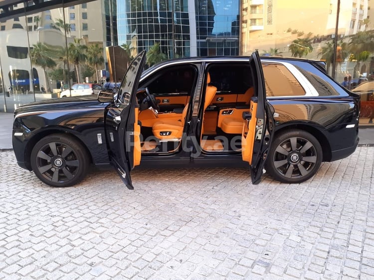 Noir Rolls Royce Cullinan en location à Abu-Dhabi 2