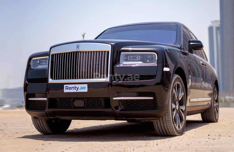 Noir Rolls Royce Cullinan en location à Abu-Dhabi 2