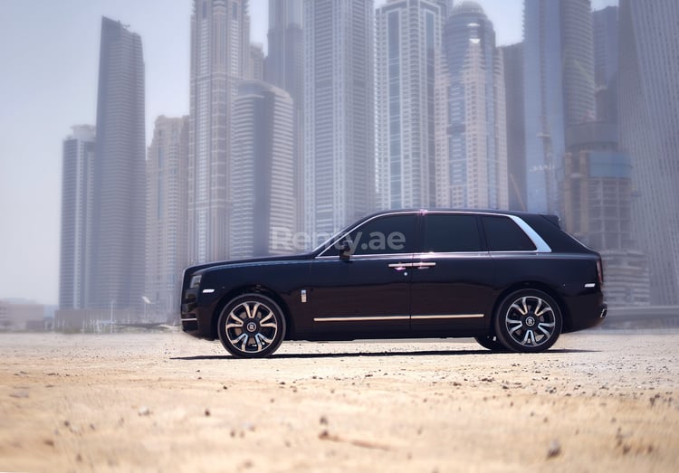 Negro Rolls Royce Cullinan en alquiler en Abu-Dhabi 4