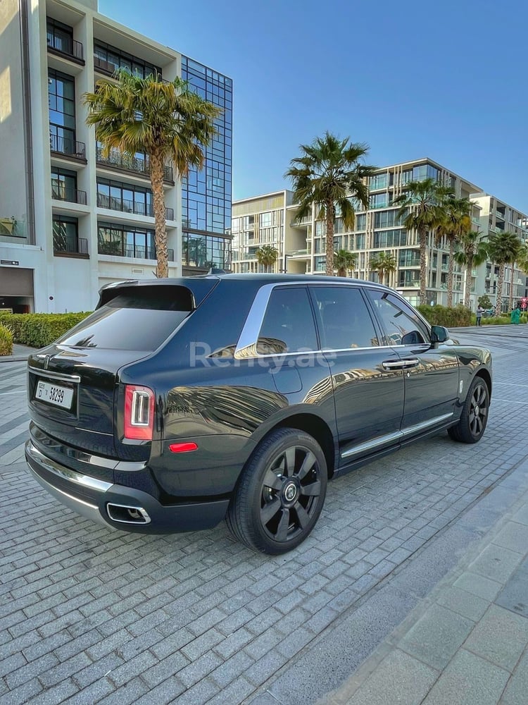 Noir Rolls Royce Cullinan en location à Dubai 2