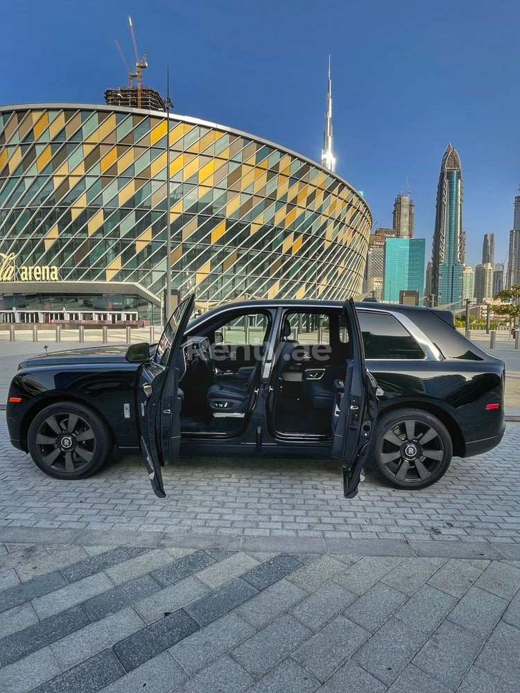 在沙迦租赁黑色 Rolls Royce Cullinan 3