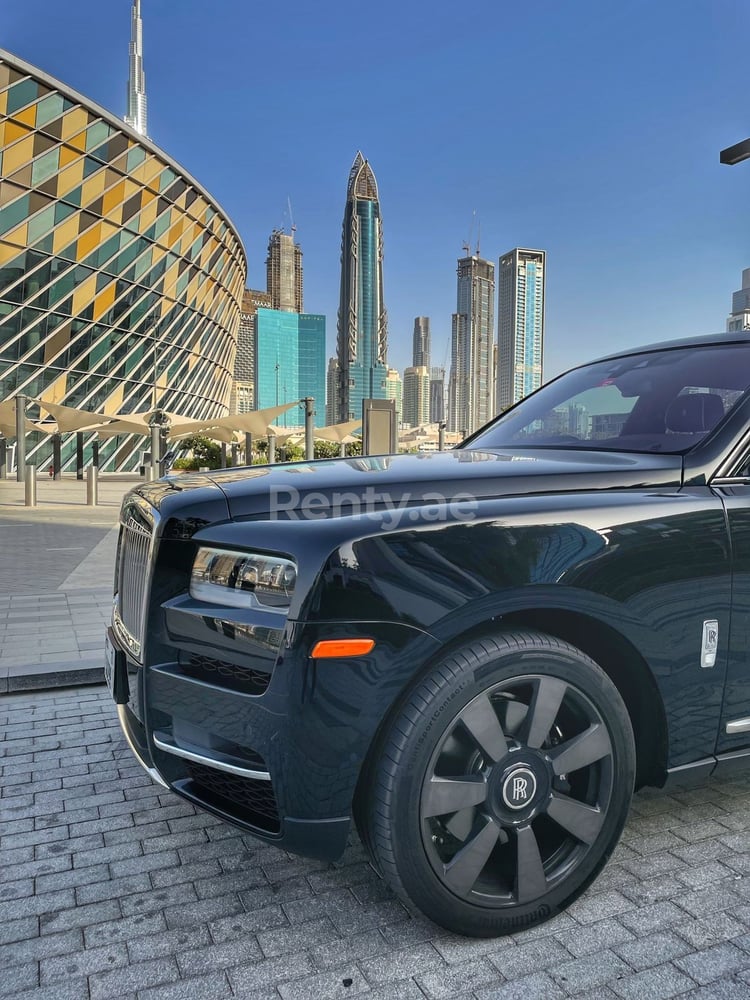 Noir Rolls Royce Cullinan en location à Abu-Dhabi 4