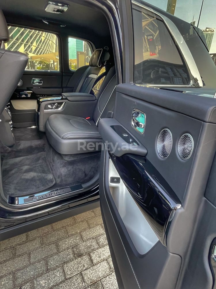 Negro Rolls Royce Cullinan en alquiler en Abu-Dhabi 6